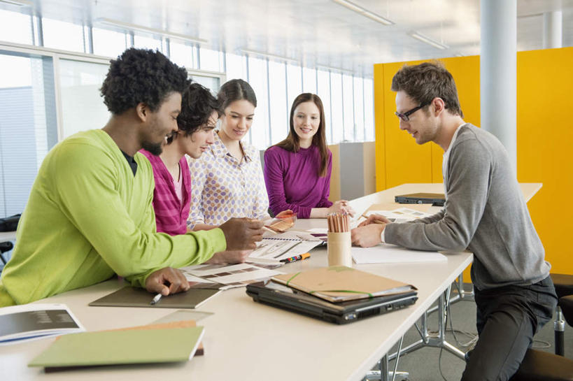 西方人,同事,商务人士,商务男性,商务女性,办公室,坐,笑,说,微笑,露齿笑,横图,室内,白天,侧面,衬衫,讨论,成功,合作,团队,集体,信心,电脑,笔记本电脑,家具,桌子,欧洲,非洲,黑人,欧洲人,五个人,一副,握,阴影,套装,会议,光线,网络,笔,材料,档案,文件,眼镜,影子,办公桌,灯光,办公用品,许多人,注视,通讯设备,队伍,水笔,相视,文具,学习用品,资料,观察,看,一群人,面对面,握着,观看,对视,文具用品,察看,无线,领导,互视,成就,关注,文档,通信设备,相对,商务装,集会,无线网络,合伙,领袖,近视眼镜,无线上网,便携式电脑,工薪阶层,相看,办公家具,交流,手提电脑,白种人,非洲人,白领,上班族,沟通,讲话,交谈,商讨,说话,谈话,坐着,半身,彩图,衬衣