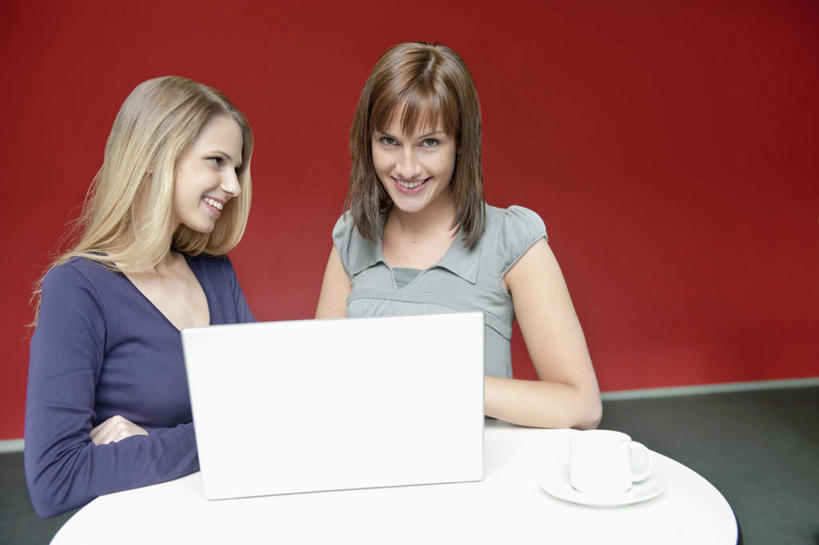 西方人,两个人,伙伴,朋友,商务人士,商务女性,坐,笑,微笑,露齿笑,横图,室内,白天,正面,友谊,合作,团队,电脑,笔记本电脑,桌子,杯子,欧洲,欧洲人,套装,网络,瓷器,办公桌,墙,咖啡杯,陶瓷制品,注视,通讯设备,墙壁,墙面,红色,观察,看,战略,观看,察看,无线,关注,瓷杯,通信设备,商务装,无线网络,无线上网,便携式电脑,工薪阶层,联合,合谋,配合,协作,手提电脑,年轻女性,女人,女性,白种人,白领,上班族,坐着,半身,彩图