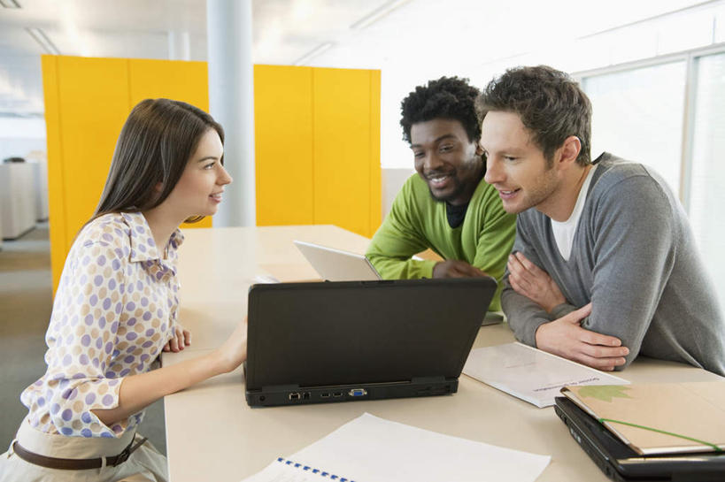 西方人,三个人,伙伴,朋友,商务人士,商务男性,商务女性,坐,笑,说,微笑,露齿笑,横图,室内,白天,侧面,衬衫,讨论,友谊,合作,团队,电脑,笔记本电脑,桌面,桌子,欧洲,非洲,黑人,欧洲人,握,套装,网络,木制,材料,档案,文件,纸,墙,拿,拿着,注视,通讯设备,墙壁,墙面,黄色,木制品,手稿,资料,观察,看,战略,握着,观看,证明,察看,无线,关注,文档,通信设备,商务装,无线网络,无线上网,便携式电脑,工薪阶层,联合,合谋,交流,配合,协作,手提电脑,男人,男性,年轻男性,年轻女性,女人,女性,白种人,非洲人,白领,上班族,沟通,讲话,交谈,商讨,说话,谈话,坐着,半身,彩图,衬衣