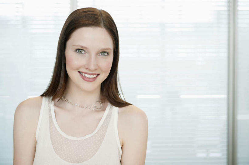 西方人,脸,头,脸颊,一个人,商务人士,商务女性,站,笑,微笑,露齿笑,横图,室内,特写,白天,正面,窗户,欧洲,欧洲人,仅一个年轻女性,仅一个女性,仅一个人,套装,注视,肩膀,玻璃窗,观察,看,站着,观看,察看,关注,商务装,工薪阶层,年轻女性,女人,女性,白种人,头部,脸部,脸蛋,面部,白领,上班族,站立,半身,彩图