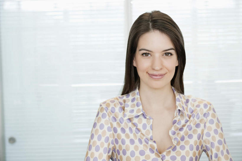 西方人,脸,头,脸颊,一个人,商务人士,商务女性,站,笑,微笑,横图,室内,特写,白天,正面,窗户,欧洲,欧洲人,仅一个年轻女性,仅一个女性,仅一个人,套装,百叶窗,注视,肩膀,观察,看,站着,观看,察看,关注,商务装,工薪阶层,年轻女性,女人,女性,白种人,头部,脸部,脸蛋,面部,白领,上班族,站立,半身,彩图