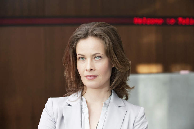 西方人,脸,头,脸颊,一个人,商务人士,商务女性,站,笑,微笑,横图,室内,特写,白天,正面,显示器,欧洲,欧洲人,仅一个女性,仅一个人,套装,朦胧,模糊,英文,标志,屏幕,文字,字符,字母,墙,棕色,注视,标识,显示屏,肩膀,墙壁,墙面,红色,观察,看,站着,仅一个中年女性,观看,英文字母,察看,关注,商务装,工薪阶层,输出设备,女人,女性,中年女性,白种人,头部,脸部,脸蛋,面部,白领,上班族,站立,半身,彩图