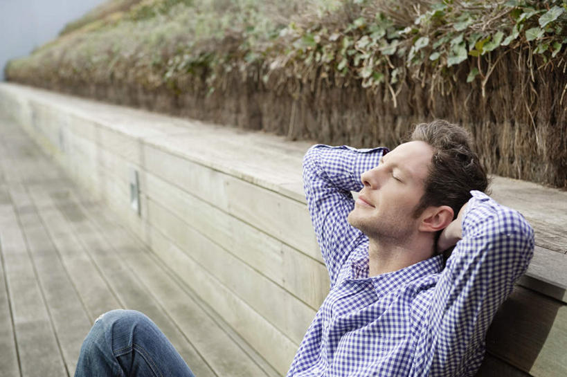 西方人,一个人,坐,闭眼,横图,室外,白天,侧面,植物,椅子,欧洲,欧洲人,仅一个男性,仅一个人,抱头,服装,木椅,休闲装,树,树木,仅一个年轻男性,衣服,蓝色,绿色,蓝天,天空,自然,天,休闲,休闲服,服饰,生长,晴朗,成长,双手抱头,万里无云,捧首,捧头,男人,男性,年轻男性,白种人,晴空,晴空万里,闭眼睛,闭着眼,闭着眼睛,坐着,半身,彩图