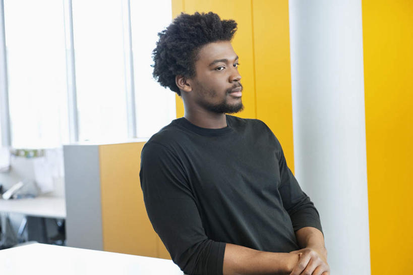 西方人,胡须,一个人,商务人士,商务男性,站,横图,室内,白天,侧面,衬衫,窗户,桌子,欧洲,非洲,黑人,欧洲人,仅一个男性,仅一个人,握,套装,柱子,办公桌,墙,注视,玻璃窗,墙壁,墙面,仅一个年轻男性,黄色,观察,看,靠,靠着,站着,握着,观看,察看,关注,商务装,工薪阶层,男人,男性,年轻男性,非洲人,胡子,小胡子,白领,上班族,站立,半身,彩图,衬衣