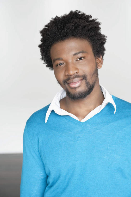 西方人,胡须,一个人,商务人士,商务男性,站,笑,微笑,露齿笑,竖图,室内,白天,正面,衬衫,欧洲,非洲,黑人,欧洲人,仅一个男性,仅一个人,套装,墙,注视,墙壁,墙面,仅一个年轻男性,蓝色,白色,观察,看,站着,观看,察看,关注,商务装,工薪阶层,男人,男性,年轻男性,非洲人,胡子,小胡子,白领,上班族,站立,半身,彩图,衬衣