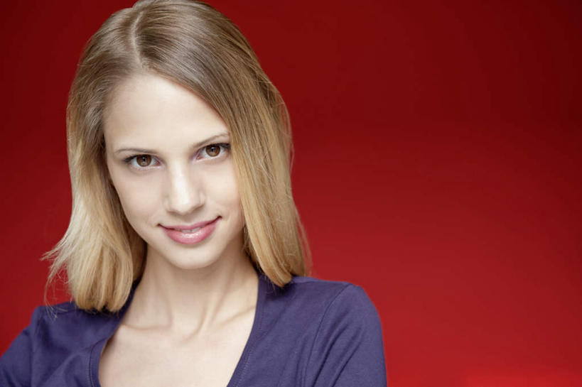 西方人,脸,头,脸颊,头发,一个人,站,笑,微笑,横图,室内,特写,白天,正面,欧洲,欧洲人,仅一个年轻女性,仅一个女性,仅一个人,阴影,红色背景,服装,反射,影子,扭头,注视,休闲装,肩膀,衣服,蓝色,观察,看,站着,转头,休闲,休闲服,金色,摄影,服饰,影棚,观看,察看,关注,年轻女性,女人,女性,白种人,头部,长发,脸部,脸蛋,面部,站立,半身,彩图,影棚拍摄,拍摄