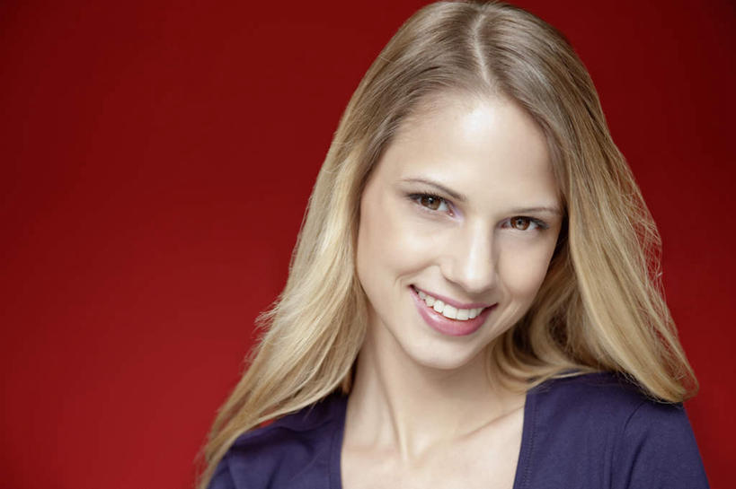 西方人,脸,头,脸颊,头发,一个人,站,笑,微笑,露齿笑,横图,室内,特写,白天,正面,欧洲,欧洲人,仅一个年轻女性,仅一个女性,仅一个人,阴影,红色背景,服装,反射,影子,扭头,注视,休闲装,肩膀,衣服,蓝色,观察,看,站着,转头,休闲,休闲服,金色,摄影,服饰,影棚,观看,察看,关注,年轻女性,女人,女性,白种人,头部,长发,脸部,脸蛋,面部,站立,半身,彩图,影棚拍摄,拍摄