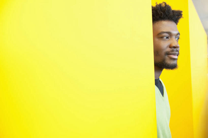 西方人,胡须,一个人,商务人士,商务男性,站,笑,微笑,横图,室内,白天,侧面,衬衫,欧洲,非洲,黑人,欧洲人,仅一个男性,仅一个人,套装,墙,扭头,注视,墙壁,墙面,仅一个年轻男性,黄色,观察,看,站着,转头,观看,察看,关注,商务装,工薪阶层,男人,男性,年轻男性,非洲人,山羊胡,胡子,白领,上班族,站立,半身,彩图,衬衣