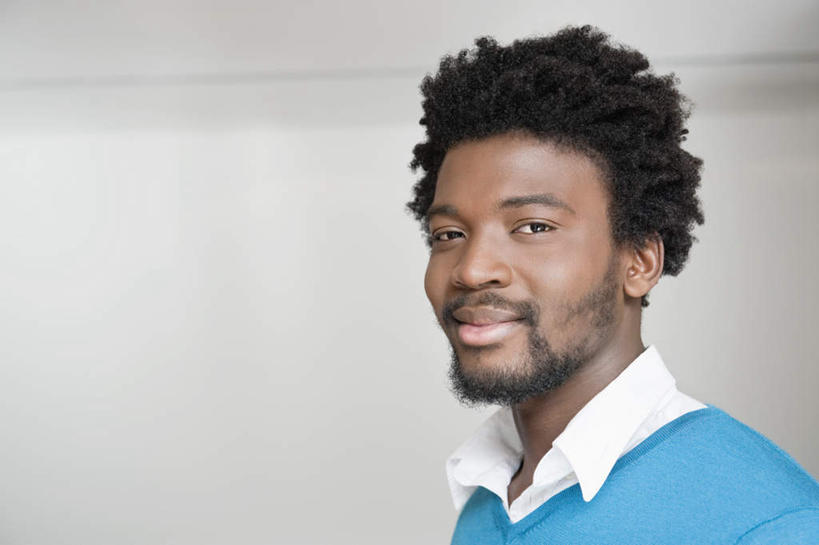 西方人,脸,头,脸颊,胡须,头发,一个人,商务人士,商务男性,站,笑,微笑,横图,室内,特写,白天,正面,衬衫,欧洲,非洲,黑人,欧洲人,仅一个男性,仅一个人,套装,墙,注视,肩膀,墙壁,墙面,仅一个年轻男性,白色,黑色,观察,看,站着,观看,察看,关注,商务装,工薪阶层,男人,男性,年轻男性,非洲人,头部,胡子,卷发,小胡子,脸部,脸蛋,面部,白领,上班族,站立,半身,彩图,衬衣,短发