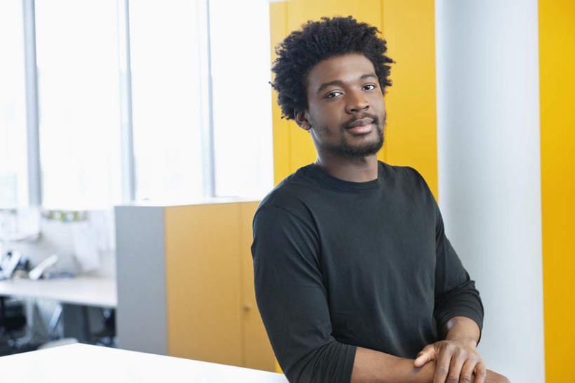 西方人,胡须,一个人,商务人士,商务男性,站,横图,室内,白天,正面,衬衫,窗户,桌子,欧洲,非洲,黑人,欧洲人,仅一个男性,仅一个人,握,套装,柱子,办公桌,墙,注视,玻璃窗,墙壁,墙面,仅一个年轻男性,黄色,观察,看,靠,靠着,站着,握着,观看,察看,关注,商务装,工薪阶层,男人,男性,年轻男性,非洲人,胡子,小胡子,白领,上班族,站立,半身,彩图,衬衣