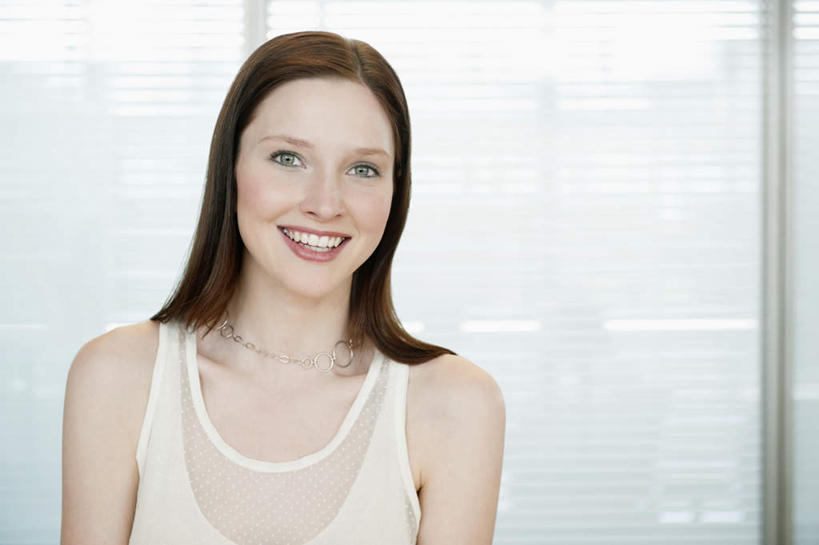 西方人,脸,头,脸颊,一个人,商务人士,商务女性,站,笑,微笑,露齿笑,横图,室内,特写,白天,正面,窗户,欧洲,欧洲人,仅一个年轻女性,仅一个女性,仅一个人,套装,注视,肩膀,玻璃窗,观察,看,站着,观看,察看,关注,商务装,工薪阶层,年轻女性,女人,女性,白种人,头部,脸部,脸蛋,面部,白领,上班族,站立,半身,彩图