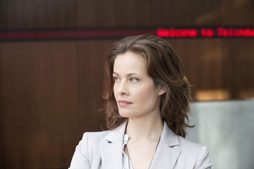 西方人,脸,头,脸颊,一个人,商务人士,商务女性,站,笑,微笑,横图,室内,特写,白天,正面,显示器,欧洲,欧洲人,仅一个女性,仅一个人,套装,朦胧,模糊,英文,标志,屏幕,文字,字符,字母,墙,棕色,注视,标识,显示屏,肩膀,墙壁,墙面,红色,观察,看,站着,仅一个中年女性,观看,英文字母,察看,关注,商务装,工薪阶层,输出设备,女人,女性,中年女性,白种人,头部,脸部,脸蛋,面部,白领,上班族,站立,半身,彩图