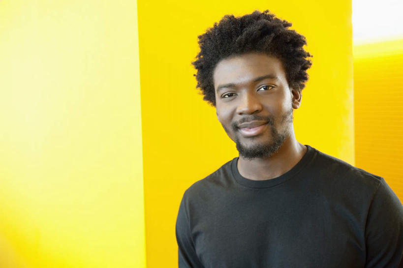 西方人,脸,头,脸颊,胡须,一个人,商务人士,商务男性,站,笑,微笑,横图,室内,特写,白天,正面,衬衫,欧洲,非洲,黑人,欧洲人,仅一个男性,仅一个人,套装,朦胧,模糊,墙,注视,肩膀,墙壁,墙面,仅一个年轻男性,黄色,黑色,观察,看,站着,观看,察看,关注,商务装,工薪阶层,男人,男性,年轻男性,非洲人,山羊胡,头部,胡子,脸部,脸蛋,面部,白领,上班族,站立,半身,彩图,衬衣