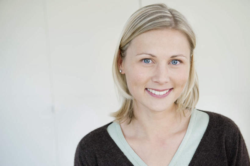 西方人,脸,头,脸颊,头发,一个人,站,笑,微笑,露齿笑,横图,室内,特写,白天,正面,欧洲,欧洲人,仅一个年轻女性,仅一个女性,仅一个人,服装,朦胧,模糊,墙,扭头,注视,休闲装,肩膀,墙壁,墙面,衣服,白色,观察,看,站着,转头,休闲,休闲服,金色,服饰,观看,察看,关注,年轻女性,女人,女性,白种人,头部,脸部,脸蛋,面部,站立,半身,彩图,短发