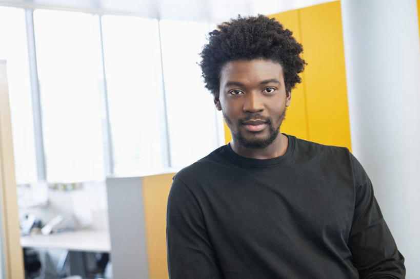 西方人,胡须,一个人,商务人士,商务男性,站,横图,室内,白天,正面,衬衫,窗户,桌子,欧洲,非洲,黑人,欧洲人,仅一个男性,仅一个人,握,套装,柱子,办公桌,墙,注视,玻璃窗,墙壁,墙面,仅一个年轻男性,黄色,观察,看,靠,靠着,站着,握着,观看,察看,关注,商务装,工薪阶层,男人,男性,年轻男性,非洲人,胡子,小胡子,白领,上班族,站立,半身,彩图,衬衣