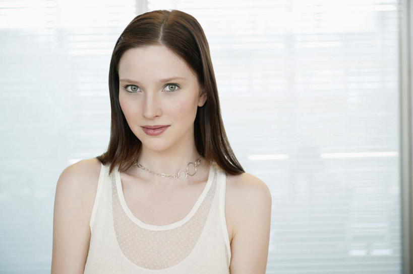 西方人,脸,头,脸颊,头发,一个人,站,笑,微笑,露齿笑,横图,室内,特写,白天,正面,欧洲,欧洲人,仅一个年轻女性,仅一个女性,仅一个人,服装,朦胧,模糊,墙,扭头,注视,休闲装,肩膀,墙壁,墙面,衣服,白色,观察,看,站着,转头,休闲,休闲服,金色,服饰,观看,察看,关注,年轻女性,女人,女性,白种人,头部,脸部,脸蛋,面部,站立,半身,彩图,短发