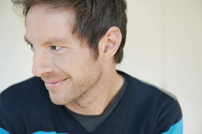 西方人,脸,头,脸颊,胡须,一个人,站,笑,微笑,横图,室内,特写,白天,正面,欧洲,欧洲人,仅一个男性,仅一个人,服装,朦胧,模糊,墙,扭头,注视,休闲装,肩膀,墙壁,墙面,仅一个年轻男性,衣服,蓝色,白色,观察,看,站着,转头,休闲,休闲服,服饰,观看,察看,关注,男人,男性,年轻男性,白种人,头部,胡子,小胡子,脸部,脸蛋,面部,站立,半身,彩图