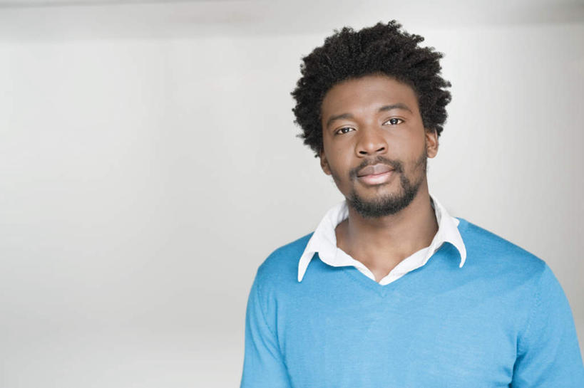 西方人,脸,头,脸颊,一个人,站,笑,微笑,露齿笑,横图,室内,特写,白天,正面,欧洲,非洲,黑人,欧洲人,仅一个男性,仅一个人,服装,墙,注视,休闲装,肩膀,墙壁,墙面,仅一个年轻男性,衣服,蓝色,白色,观察,看,站着,休闲,休闲服,服饰,观看,察看,关注,男人,男性,年轻男性,非洲人,头部,脸部,脸蛋,面部,站立,半身,彩图