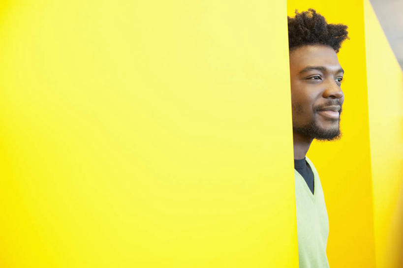 西方人,胡须,一个人,商务人士,商务男性,站,笑,微笑,横图,室内,白天,侧面,衬衫,欧洲,非洲,黑人,欧洲人,仅一个男性,仅一个人,套装,墙,扭头,注视,墙壁,墙面,仅一个年轻男性,黄色,观察,看,站着,转头,观看,察看,关注,商务装,工薪阶层,男人,男性,年轻男性,非洲人,山羊胡,胡子,白领,上班族,站立,半身,彩图,衬衣