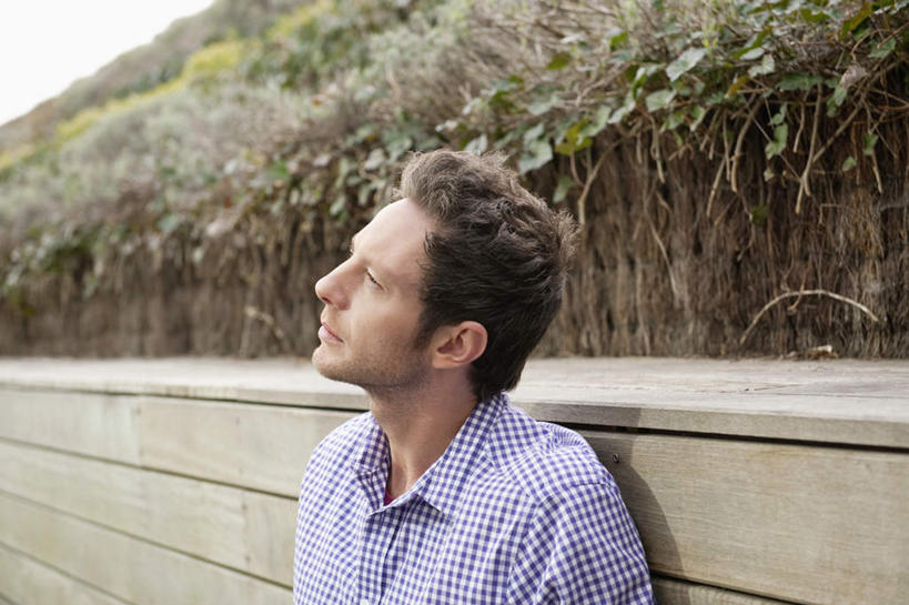 西方人,一个人,坐,笑,微笑,横图,室外,白天,正面,衬衫,树林,植物,欧洲,欧洲人,仅一个男性,仅一个人,服装,扭头,注视,休闲装,树,树木,仅一个年轻男性,衣服,绿色,紫色,天空,自然,天,观察,看,转头,休闲,休闲服,服饰,生长,晴朗,成长,观看,察看,关注,万里无云,男人,男性,年轻男性,白种人,晴空,晴空万里,坐着,半身,彩图,衬衣