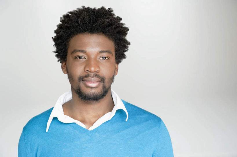 西方人,脸,头,脸颊,一个人,站,笑,微笑,露齿笑,横图,室内,特写,白天,正面,欧洲,非洲,黑人,欧洲人,仅一个男性,仅一个人,服装,墙,注视,休闲装,肩膀,墙壁,墙面,仅一个年轻男性,衣服,蓝色,白色,观察,看,站着,休闲,休闲服,服饰,观看,察看,关注,男人,男性,年轻男性,非洲人,头部,脸部,脸蛋,面部,站立,半身,彩图