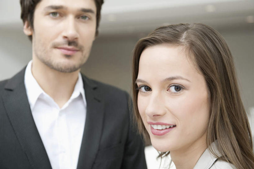 西方人,脸,头,脸颊,两个人,伙伴,朋友,商务人士,商务男性,商务女性,站,笑,微笑,露齿笑,横图,室内,特写,白天,正面,衬衫,友谊,合作,团队,照明,欧洲,欧洲人,套装,朦胧,模糊,墙,灯光,注视,顶灯,肩膀,墙壁,墙面,灯,白色,灯具,观察,看,站着,战略,观看,照亮,察看,照明设备,关注,商务装,工薪阶层,联合,合谋,配合,协作,男人,男性,年轻男性,年轻女性,女人,女性,白种人,头部,脸部,脸蛋,面部,白领,上班族,站立,半身,彩图,衬衣