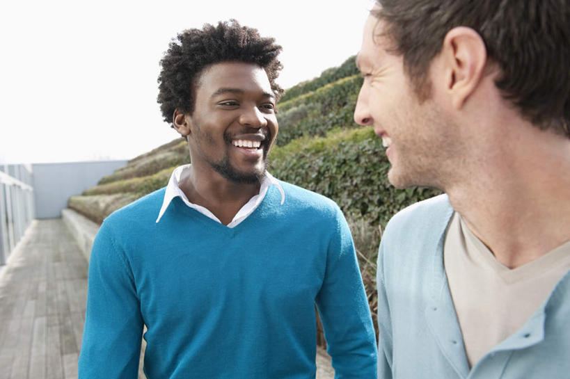 西方人,两个人,伙伴,朋友,走,笑,微笑,露齿笑,横图,室外,白天,正面,友谊,树林,植物,道路,路,欧洲,非洲,黑人,欧洲人,服装,小路,交通,扭头,注视,休闲装,树,树木,衣服,绿色,天空,自然,天,观察,看,转头,休闲,休闲服,服饰,生长,晴朗,成长,观看,察看,关注,万里无云,友情,男人,男性,年轻男性,白种人,非洲人,晴空,晴空万里,步行,散步,走路,半身,彩图