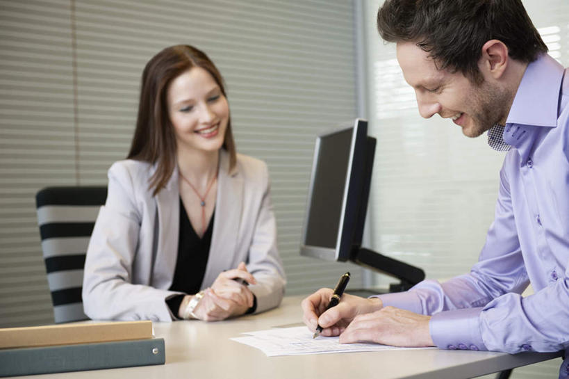 西方人,两个人,伙伴,朋友,商务人士,商务男性,商务女性,坐,笑,微笑,露齿笑,横图,室内,白天,正面,衬衫,友谊,合作,团队,电脑,显示器,鼠标,键盘,窗户,桌子,椅子,欧洲,欧洲人,握,套装,网络,笔,材料,档案,文件,纸,墙,办公用品,钢笔,拿,拿着,注视,输入设备,通讯设备,玻璃窗,墙壁,墙面,文具,会议椅,手稿,学习用品,资料,低头,观察,看,台式电脑,战略,握着,观看,办公椅,文具用品,证明,察看,书写,关注,文档,通信设备,商务装,工薪阶层,输出设备,联合,合谋,商务椅,培训椅,床上桌,懒人桌,配合,协作,男人,男性,年轻男性,年轻女性,女人,女性,白种人,白领,上班族,坐着,半身,彩图,衬衣