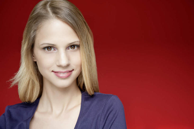 西方人,脸,头,脸颊,头发,一个人,站,笑,微笑,横图,室内,特写,白天,正面,欧洲,欧洲人,仅一个年轻女性,仅一个女性,仅一个人,阴影,红色背景,服装,反射,影子,扭头,注视,休闲装,肩膀,衣服,蓝色,观察,看,站着,转头,休闲,休闲服,金色,摄影,服饰,影棚,观看,察看,关注,年轻女性,女人,女性,白种人,头部,长发,脸部,脸蛋,面部,站立,半身,彩图,影棚拍摄,拍摄