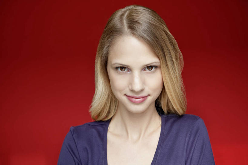 西方人,脸,头,脸颊,头发,一个人,站,笑,微笑,横图,室内,特写,白天,正面,欧洲,欧洲人,仅一个年轻女性,仅一个女性,仅一个人,阴影,红色背景,服装,反射,影子,扭头,注视,休闲装,肩膀,衣服,蓝色,观察,看,站着,转头,休闲,休闲服,金色,摄影,服饰,影棚,观看,察看,关注,年轻女性,女人,女性,白种人,头部,长发,脸部,脸蛋,面部,站立,半身,彩图,影棚拍摄,拍摄