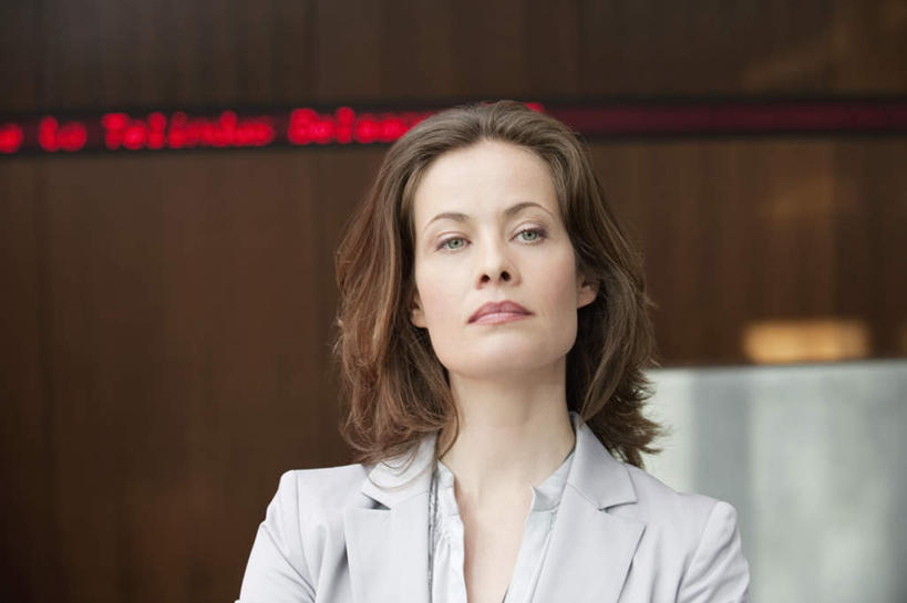 西方人,脸,头,脸颊,一个人,商务人士,商务女性,站,横图,室内,特写,白天,正面,显示器,欧洲,欧洲人,仅一个女性,仅一个人,套装,朦胧,模糊,英文,标志,屏幕,文字,字符,字母,墙,棕色,注视,标识,显示屏,肩膀,墙壁,墙面,红色,观察,看,站着,仅一个中年女性,观看,英文字母,察看,关注,商务装,工薪阶层,输出设备,女人,女性,中年女性,白种人,头部,脸部,脸蛋,面部,白领,上班族,站立,半身,彩图