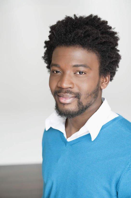 西方人,脸,头,脸颊,一个人,站,笑,微笑,露齿笑,竖图,室内,特写,白天,正面,欧洲,非洲,黑人,欧洲人,仅一个男性,仅一个人,服装,墙,注视,休闲装,肩膀,墙壁,墙面,仅一个年轻男性,衣服,蓝色,白色,观察,看,站着,休闲,休闲服,服饰,观看,察看,关注,男人,男性,年轻男性,非洲人,头部,脸部,脸蛋,面部,站立,半身,彩图