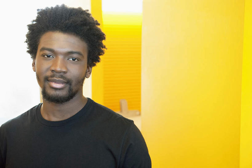 西方人,脸,头,脸颊,胡须,一个人,商务人士,商务男性,站,笑,微笑,横图,室内,特写,白天,正面,衬衫,欧洲,非洲,黑人,欧洲人,仅一个男性,仅一个人,套装,墙,注视,肩膀,墙壁,墙面,仅一个年轻男性,黄色,观察,看,站着,观看,察看,关注,商务装,工薪阶层,男人,男性,年轻男性,非洲人,头部,胡子,小胡子,脸部,脸蛋,面部,白领,上班族,站立,半身,彩图,衬衣