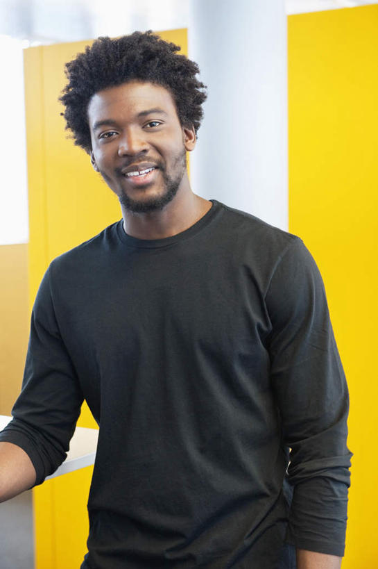 西方人,胡须,一个人,商务人士,商务男性,站,笑,微笑,竖图,室内,白天,正面,衬衫,欧洲,非洲,黑人,欧洲人,仅一个男性,仅一个人,套装,墙,注视,墙壁,墙面,仅一个年轻男性,黄色,观察,看,站着,观看,察看,关注,商务装,工薪阶层,男人,男性,年轻男性,非洲人,胡子,小胡子,白领,上班族,站立,半身,彩图,衬衣