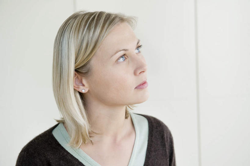 西方人,脸,头,脸颊,一个人,站,横图,室内,特写,白天,正面,欧洲,欧洲人,仅一个年轻女性,仅一个女性,仅一个人,服装,墙,扭头,注视,休闲装,肩膀,墙壁,墙面,衣服,白色,观察,看,站着,转头,休闲,思考,休闲服,服饰,观看,察看,关注,思虑,年轻女性,女人,女性,白种人,头部,脸部,脸蛋,面部,站立,半身,彩图