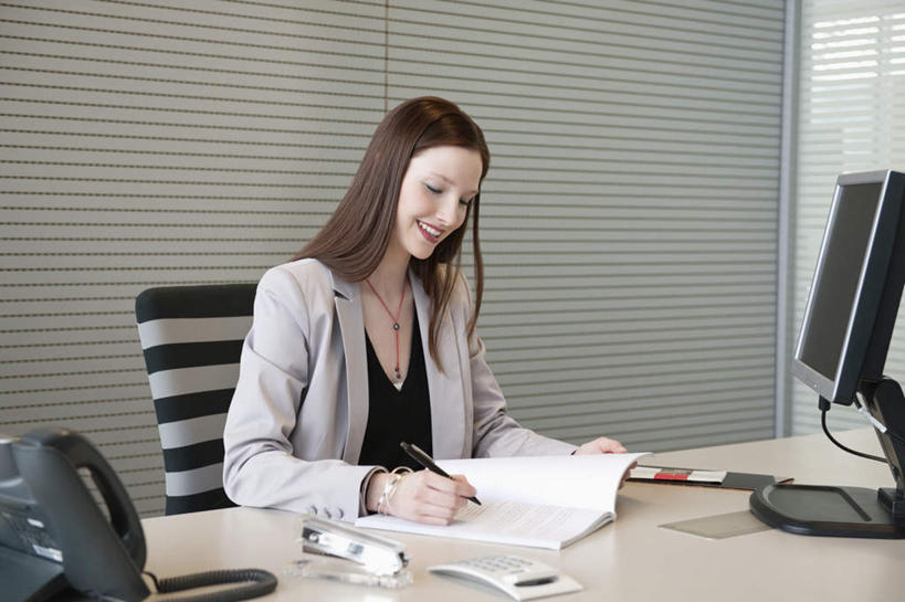 西方人,一个人,商务人士,商务女性,坐,笑,打电话,微笑,露齿笑,横图,室内,白天,正面,电脑,显示器,鼠标,键盘,窗户,桌子,电话,椅子,欧洲,欧洲人,仅一个年轻女性,仅一个女性,仅一个人,握,套装,网络,笔,材料,档案,文件,纸,墙,办公用品,钢笔,拿,拿着,注视,输入设备,通讯设备,玻璃窗,墙壁,墙面,文具,话筒,会议椅,手稿,学习用品,资料,观察,看,电话线,台式电脑,握着,观看,办公椅,文具用品,证明,察看,书写,固定电话,关注,文档,通信设备,商务装,工薪阶层,输出设备,商务椅,培训椅,床上桌,懒人桌,交流,年轻女性,女人,女性,白种人,白领,上班族,电话机,沟通,通话,坐着,半身,彩图