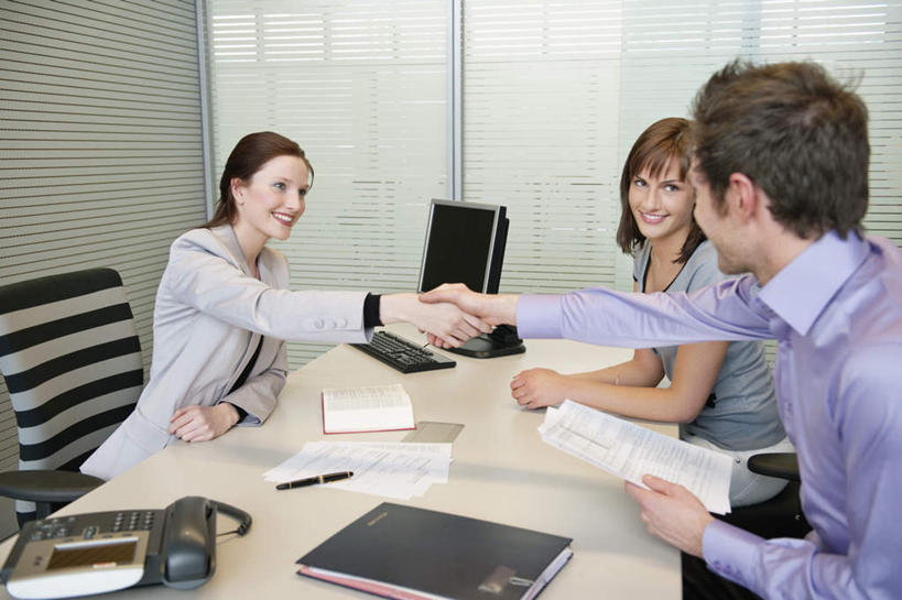 西方人,三个人,夫妻,伙伴,朋友,商务人士,商务男性,商务女性,坐,握手,笑,打电话,微笑,露齿笑,横图,室内,白天,侧面,衬衫,爱情,友谊,合作,团队,电脑,显示器,鼠标,键盘,窗户,桌子,电话,椅子,欧洲,欧洲人,套装,网络,笔,材料,档案,文件,纸,墙,办公用品,钢笔,浪漫,注视,输入设备,通讯设备,玻璃窗,墙壁,墙面,文具,话筒,会议椅,手稿,学习用品,资料,观察,看,电话线,台式电脑,恩爱,战略,恋人,观看,办公椅,文具用品,证明,察看,固定电话,关注,文档,通信设备,商务装,工薪阶层,输出设备,联合,合谋,商务椅,培训椅,床上桌,懒人桌,交流,配合,协作,男人,男性,年轻男性,年轻女性,女人,女性,白种人,夫妇,情侣,白领,上班族,电话机,搀手,沟通,拉手,手拉手,手握手,通话,坐着,半身,彩图,衬衣,伴侣