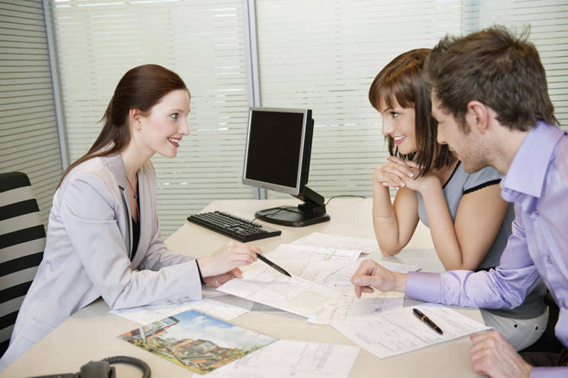 西方人,三个人,夫妻,伙伴,朋友,商务人士,商务男性,商务女性,坐,笑,说,打电话,微笑,露齿笑,横图,室内,白天,侧面,衬衫,爱情,讨论,友谊,合作,团队,电脑,显示器,鼠标,键盘,窗户,桌子,电话,椅子,欧洲,欧洲人,撑,套装,网络,笔,材料,档案,文件,纸,墙,办公用品,钢笔,浪漫,托腮,注视,输入设备,通讯设备,玻璃窗,墙壁,墙面,文具,话筒,会议椅,手稿,学习用品,资料,观察,看,托,电话线,台式电脑,恩爱,战略,恋人,观看,办公椅,文具用品,证明,察看,固定电话,关注,托下巴,文档,通信设备,商务装,工薪阶层,输出设备,联合,合谋,商务椅,培训椅,床上桌,懒人桌,交流,配合,协作,男人,男性,年轻男性,年轻女性,女人,女性,白种人,夫妇,情侣,白领,上班族,电话机,沟通,讲话,交谈,商讨,说话,谈话,通话,坐着,半身,彩图,衬衣,伴侣