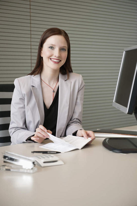 西方人,一个人,商务人士,商务女性,坐,笑,打电话,微笑,露齿笑,竖图,室内,白天,正面,电脑,显示器,鼠标,键盘,窗户,桌子,电话,椅子,欧洲,欧洲人,仅一个年轻女性,仅一个女性,仅一个人,握,套装,网络,笔,材料,档案,文件,纸,墙,办公用品,钢笔,拿,拿着,注视,输入设备,通讯设备,玻璃窗,墙壁,墙面,文具,话筒,会议椅,手稿,学习用品,资料,观察,看,电话线,台式电脑,握着,观看,办公椅,文具用品,证明,察看,书写,固定电话,关注,文档,通信设备,商务装,工薪阶层,输出设备,商务椅,培训椅,床上桌,懒人桌,交流,年轻女性,女人,女性,白种人,白领,上班族,电话机,沟通,通话,坐着,半身,彩图