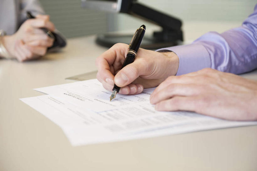 西方人,手,两个人,伙伴,朋友,商务人士,商务男性,商务女性,办公室,坐,横图,俯视,室内,特写,白天,衬衫,友谊,合作,团队,显示器,家具,桌子,欧洲,欧洲人,双手,握,套装,朦胧,模糊,笔,材料,档案,屏幕,文件,纸,办公桌,办公用品,钢笔,拿,拿着,显示屏,文具,手稿,学习用品,资料,手部,战略,握着,文具用品,证明,书写,文档,商务装,工薪阶层,输出设备,办公家具,联合,合谋,配合,协作,男人,男性,年轻男性,年轻女性,女人,女性,白种人,白领,上班族,坐着,半身,彩图,高角度拍摄,衬衣