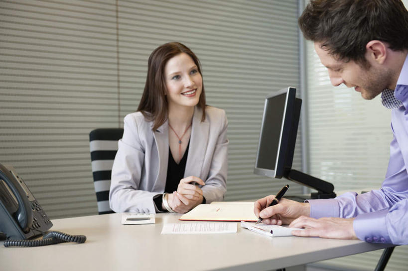 西方人,两个人,伙伴,朋友,商务人士,商务男性,商务女性,办公室,坐,笑,微笑,露齿笑,横图,室内,白天,正面,衬衫,友谊,合作,团队,显示器,家具,桌子,欧洲,欧洲人,握,套装,朦胧,模糊,笔,材料,档案,屏幕,文件,纸,办公桌,办公用品,钢笔,拿,拿着,注视,显示屏,文具,手稿,学习用品,资料,观察,看,战略,握着,观看,文具用品,证明,察看,书写,关注,文档,商务装,工薪阶层,输出设备,办公家具,联合,合谋,配合,协作,男人,男性,年轻男性,年轻女性,女人,女性,白种人,白领,上班族,坐着,半身,彩图,衬衣