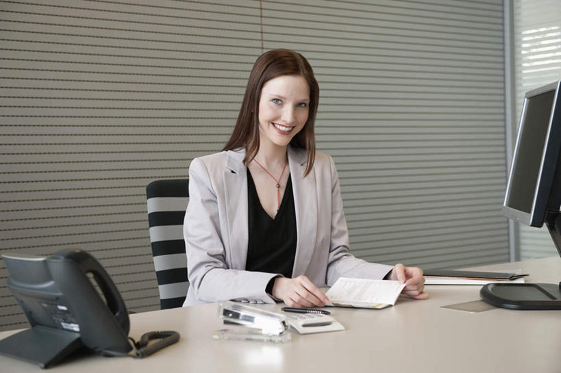 西方人,一个人,商务人士,商务女性,坐,笑,打电话,微笑,露齿笑,横图,室内,白天,正面,电脑,显示器,鼠标,键盘,窗户,桌子,电话,椅子,欧洲,欧洲人,仅一个年轻女性,仅一个女性,仅一个人,握,套装,网络,笔,材料,档案,文件,纸,墙,办公用品,钢笔,拿,拿着,注视,输入设备,通讯设备,玻璃窗,墙壁,墙面,文具,话筒,会议椅,手稿,学习用品,资料,观察,看,电话线,台式电脑,握着,观看,办公椅,文具用品,证明,察看,书写,固定电话,关注,文档,通信设备,商务装,工薪阶层,输出设备,商务椅,培训椅,床上桌,懒人桌,交流,年轻女性,女人,女性,白种人,白领,上班族,电话机,沟通,通话,坐着,半身,彩图