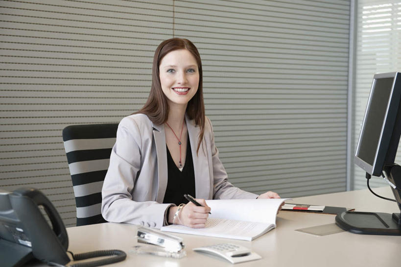 西方人,一个人,商务人士,商务女性,坐,笑,打电话,微笑,露齿笑,横图,室内,白天,正面,电脑,显示器,鼠标,键盘,窗户,桌子,电话,椅子,欧洲,欧洲人,仅一个年轻女性,仅一个女性,仅一个人,握,套装,网络,笔,材料,档案,文件,纸,墙,办公用品,钢笔,拿,拿着,注视,输入设备,通讯设备,玻璃窗,墙壁,墙面,文具,话筒,会议椅,手稿,学习用品,资料,观察,看,电话线,台式电脑,握着,观看,办公椅,文具用品,证明,察看,书写,固定电话,关注,文档,通信设备,商务装,工薪阶层,输出设备,商务椅,培训椅,床上桌,懒人桌,交流,年轻女性,女人,女性,白种人,白领,上班族,电话机,沟通,通话,坐着,半身,彩图