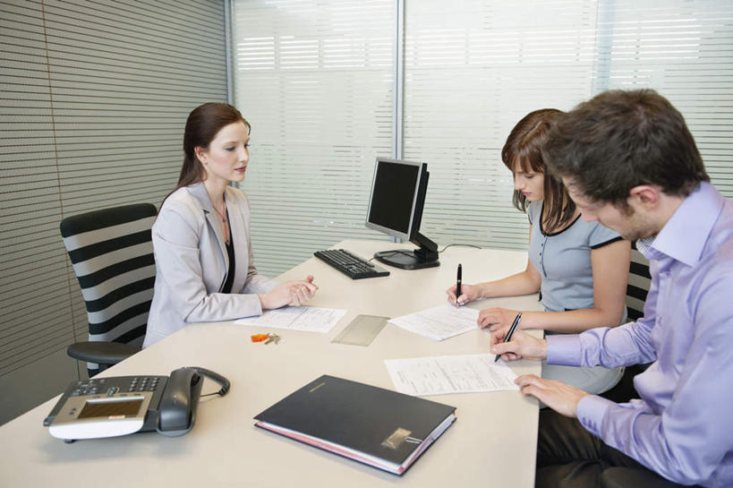 西方人,三个人,夫妻,伙伴,朋友,商务人士,商务男性,商务女性,坐,打电话,横图,室内,白天,侧面,衬衫,爱情,友谊,合作,团队,电脑,显示器,鼠标,键盘,窗户,桌子,电话,椅子,欧洲,欧洲人,握,套装,网络,笔,材料,档案,文件,纸,墙,办公用品,钢笔,浪漫,拿,拿着,注视,输入设备,通讯设备,玻璃窗,墙壁,墙面,文具,话筒,会议椅,手稿,学习用品,资料,低头,观察,看,电话线,台式电脑,恩爱,战略,握着,恋人,观看,办公椅,文具用品,证明,察看,书写,固定电话,关注,文档,通信设备,商务装,工薪阶层,输出设备,联合,合谋,商务椅,培训椅,床上桌,懒人桌,交流,配合,协作,男人,男性,年轻男性,年轻女性,女人,女性,白种人,夫妇,情侣,白领,上班族,电话机,沟通,通话,坐着,半身,彩图,衬衣,伴侣