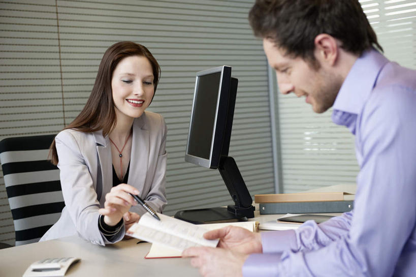 西方人,两个人,伙伴,朋友,商务人士,商务男性,商务女性,办公室,坐,笑,微笑,露齿笑,横图,室内,白天,正面,衬衫,友谊,合作,团队,显示器,家具,桌子,欧洲,欧洲人,握,套装,朦胧,模糊,笔,材料,档案,屏幕,文件,纸,办公桌,办公用品,钢笔,拿,拿着,注视,显示屏,文具,手稿,学习用品,资料,观察,看,战略,握着,观看,文具用品,证明,察看,书写,关注,文档,商务装,工薪阶层,输出设备,办公家具,联合,合谋,配合,协作,男人,男性,年轻男性,年轻女性,女人,女性,白种人,白领,上班族,坐着,半身,彩图,衬衣