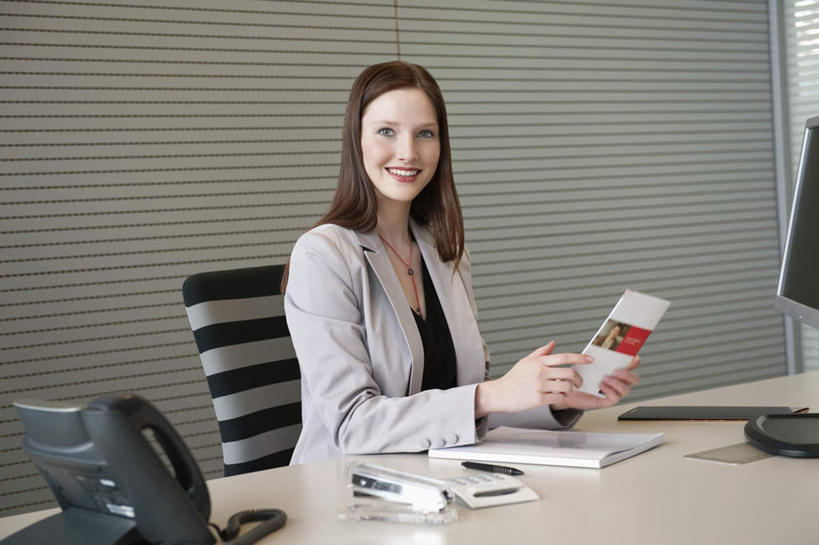 西方人,一个人,商务人士,商务女性,办公室,坐,笑,打电话,微笑,露齿笑,横图,室内,白天,正面,电脑,显示器,鼠标,键盘,家具,桌子,电话,椅子,欧洲,欧洲人,仅一个年轻女性,仅一个女性,仅一个人,握,套装,网络,笔,材料,档案,文件,办公桌,办公用品,拿,拿着,扭头,注视,输入设备,通讯设备,文具,话筒,会议椅,学习用品,资料,观察,看,转头,电话线,台式电脑,握着,观看,办公椅,文具用品,察看,固定电话,关注,文档,通信设备,商务装,工薪阶层,输出设备,办公家具,商务椅,培训椅,交流,年轻女性,女人,女性,白种人,白领,上班族,电话机,沟通,通话,坐着,半身,彩图