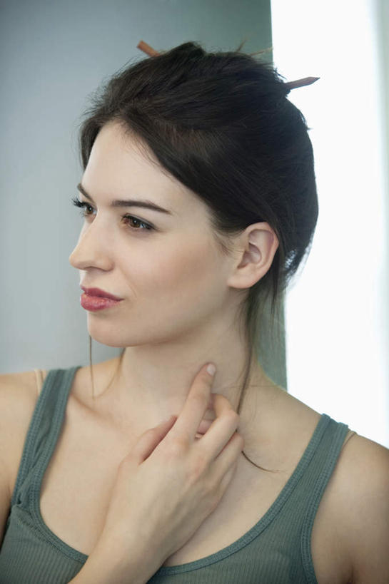 西方人,脸,头,脸颊,手,一个人,站,笑,摸,微笑,竖图,室内,特写,白天,正面,窗户,欧洲,欧洲人,仅一个年轻女性,仅一个女性,仅一个人,抚摸,服装,朦胧,模糊,背心,墙,注视,肩膀,玻璃窗,墙壁,墙面,衣服,绿色,灰色,观察,看,站着,手部,服饰,观看,单手,察看,衣着,穿着,关注,衣饰,年轻女性,女人,女性,白种人,头部,脸部,脸蛋,面部,触摸,接触,站立,半身,彩图