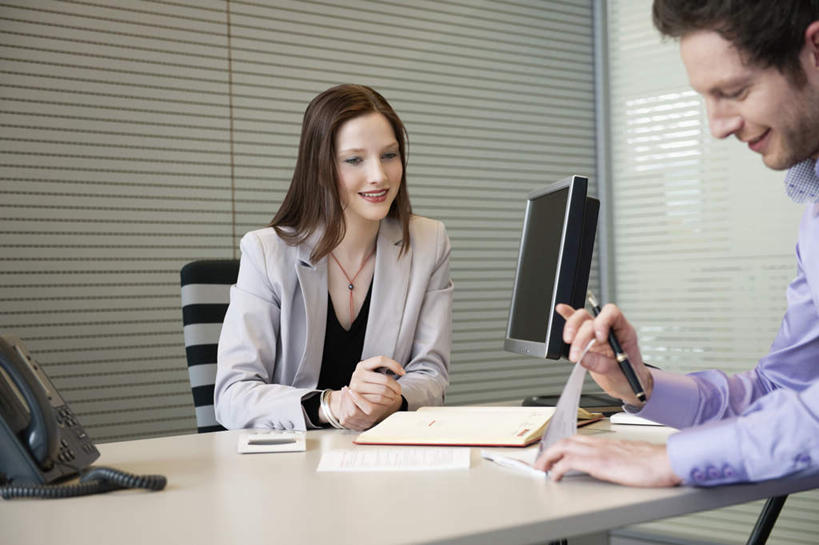 西方人,两个人,伙伴,朋友,商务人士,商务男性,商务女性,办公室,坐,笑,微笑,露齿笑,横图,室内,白天,正面,衬衫,友谊,合作,团队,显示器,家具,桌子,欧洲,欧洲人,握,套装,朦胧,模糊,笔,材料,档案,屏幕,文件,纸,办公桌,办公用品,钢笔,拿,拿着,注视,显示屏,文具,手稿,学习用品,资料,观察,看,战略,握着,观看,文具用品,证明,察看,关注,文档,商务装,工薪阶层,输出设备,办公家具,联合,合谋,配合,协作,男人,男性,年轻男性,年轻女性,女人,女性,白种人,白领,上班族,坐着,半身,彩图,衬衣