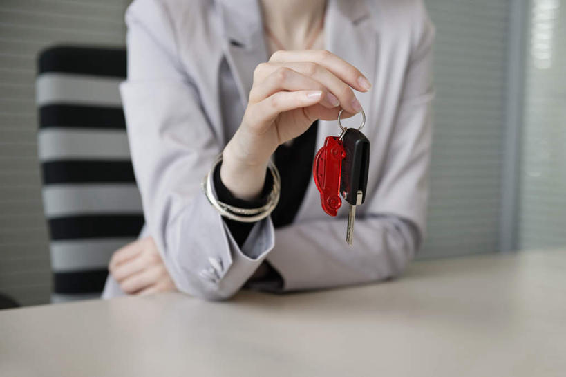 西方人,一个人,商务人士,商务女性,坐,横图,室内,白天,正面,电脑,笔记本电脑,键盘,窗户,桌面,桌子,椅子,欧洲,欧洲人,仅一个年轻女性,仅一个女性,仅一个人,握,套装,网络,木制,百叶窗,拿,拿着,输入设备,通讯设备,装饰品,会议椅,木制品,饰品,手链,首饰,握着,手镯,办公椅,无线,通信设备,商务装,无线网络,镯子,无线上网,便携式电脑,工薪阶层,商务椅,培训椅,手提电脑,年轻女性,女人,女性,白种人,白领,上班族,坐着,半身,彩图