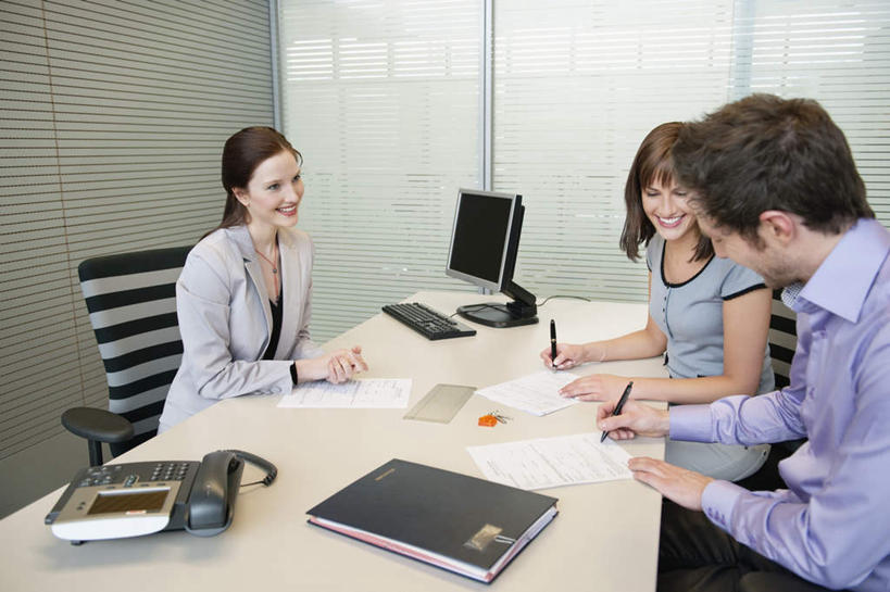 西方人,三个人,夫妻,伙伴,朋友,商务人士,商务男性,商务女性,坐,笑,打电话,微笑,露齿笑,横图,室内,白天,侧面,衬衫,爱情,友谊,合作,团队,电脑,显示器,鼠标,键盘,窗户,桌子,电话,椅子,欧洲,欧洲人,握,套装,网络,笔,材料,档案,文件,纸,墙,办公用品,钢笔,浪漫,拿,拿着,注视,输入设备,通讯设备,玻璃窗,墙壁,墙面,文具,话筒,会议椅,手稿,学习用品,资料,观察,看,电话线,台式电脑,恩爱,战略,握着,恋人,观看,办公椅,文具用品,证明,察看,书写,固定电话,关注,文档,通信设备,商务装,工薪阶层,输出设备,联合,合谋,商务椅,培训椅,床上桌,懒人桌,交流,配合,协作,男人,男性,年轻男性,年轻女性,女人,女性,白种人,夫妇,情侣,白领,上班族,电话机,沟通,通话,坐着,半身,彩图,衬衣,伴侣